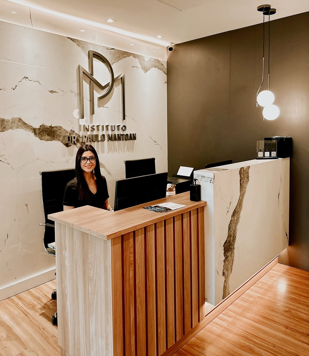 Espaço lounge com decoração
